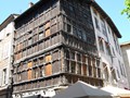Das älteste Haus der Stadt, das Maison de Bois, ist etwa 500 Jahre alt